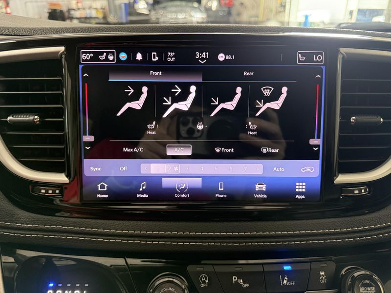 Used 2023 Chrysler Pacifica Touring LImage 28