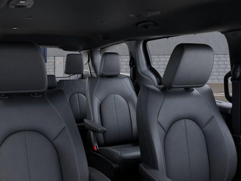 New 2026 Chrysler Pacifica SelectImage 26