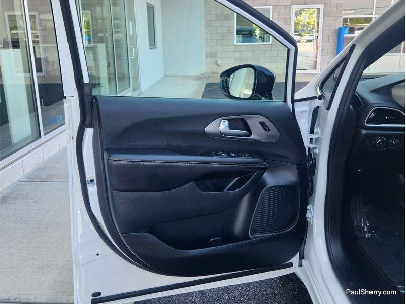 Used 2026 Chrysler Pacifica Select