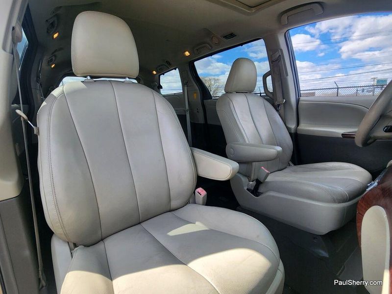 2014 Toyota Sienna XLEImage 32