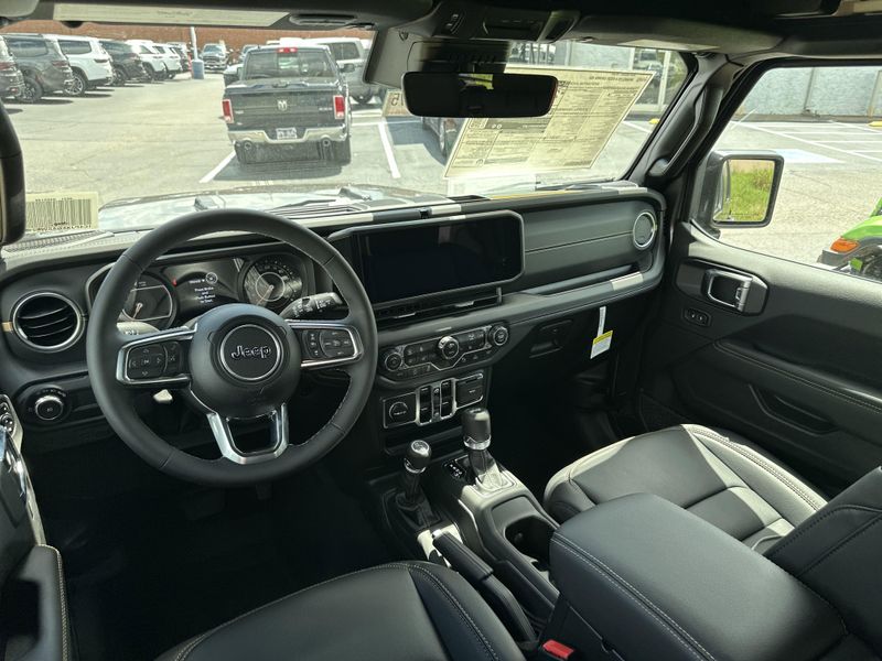 New 2025 Jeep Wrangler 4-door SaharaImage 14