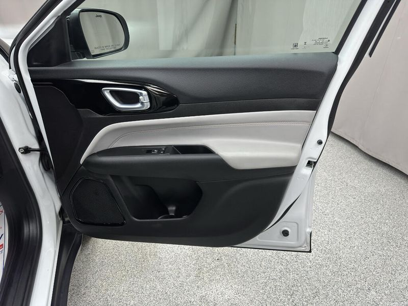 Used 2025 Jeep Compass LimitedImage 17