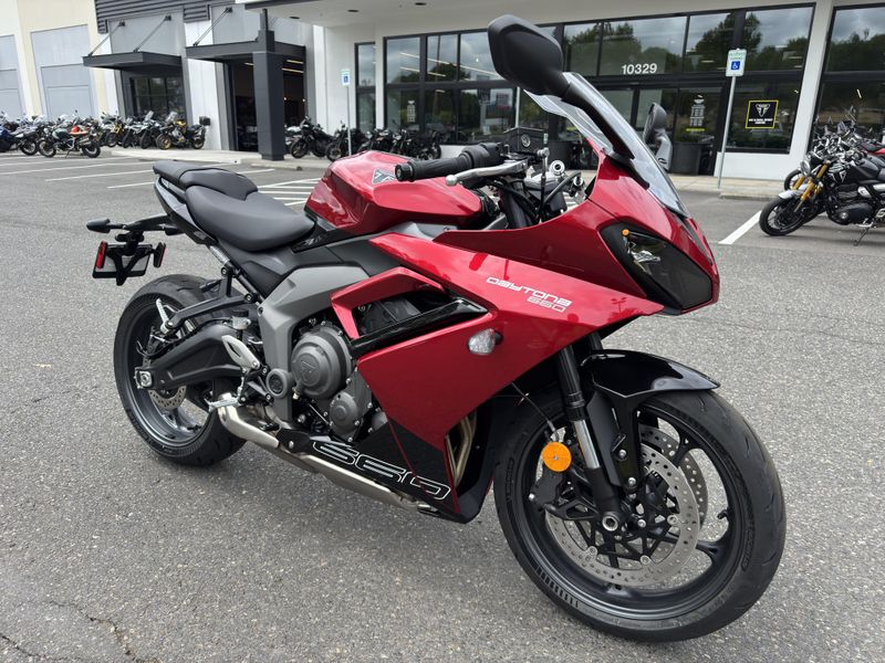 2025 Triumph Daytona 660 - CARNIVAL RED - SAPPHIRE BLACK  