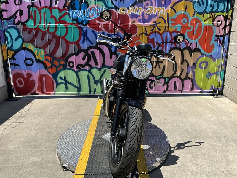 2024 Triumph SPEED TWIN 900 in a JET BLACK exterior color. BMW Motorcycles of Modesto 209-524-2955 bmwmotorcyclesofmodesto.com 