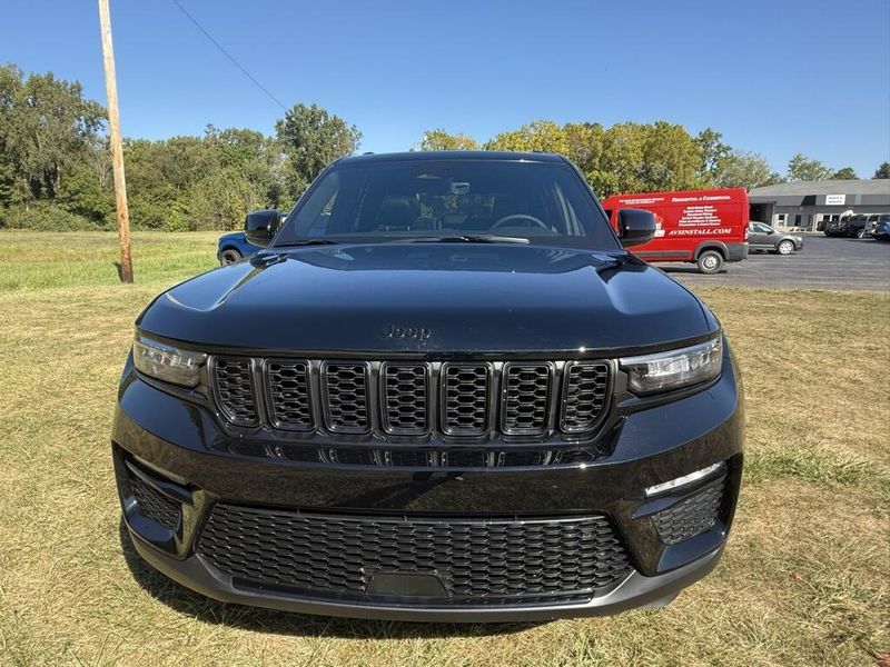 2025 Jeep Grand Cherokee Limited photo 8