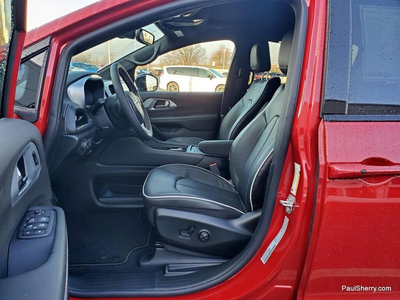 New 2026 Chrysler Pacifica Limited