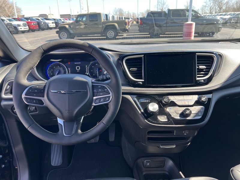 New 2026 Chrysler Pacifica SelectImage 9