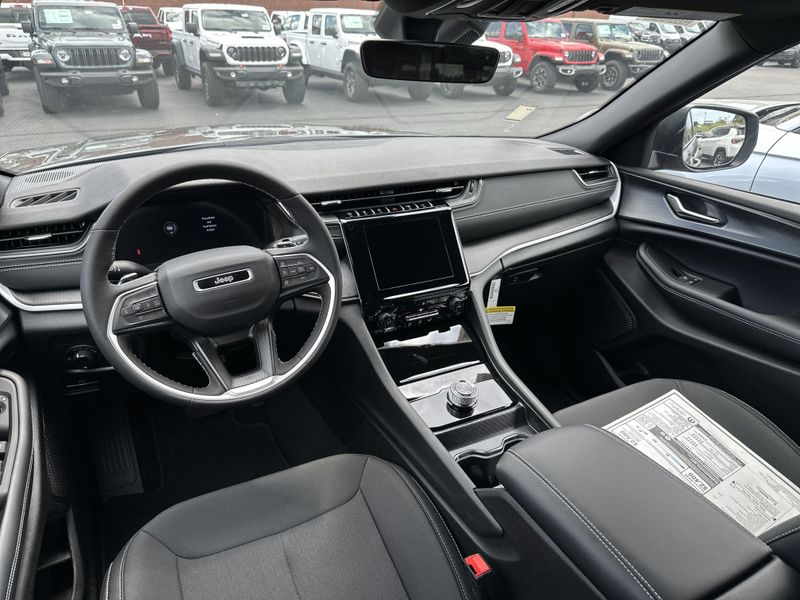 New 2025 Jeep Grand Cherokee Laredo X 4x4Image 18