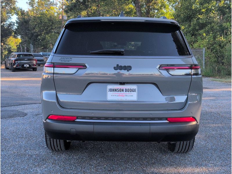 New 2027 Jeep Grand Cherokee L Limited 4x2Image 4