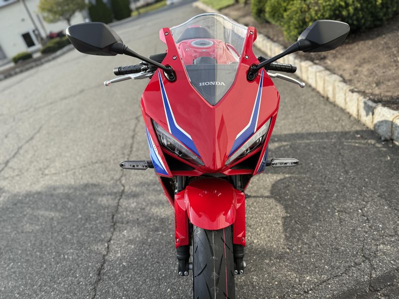 2025 Honda CBR650R EClutchImage 4