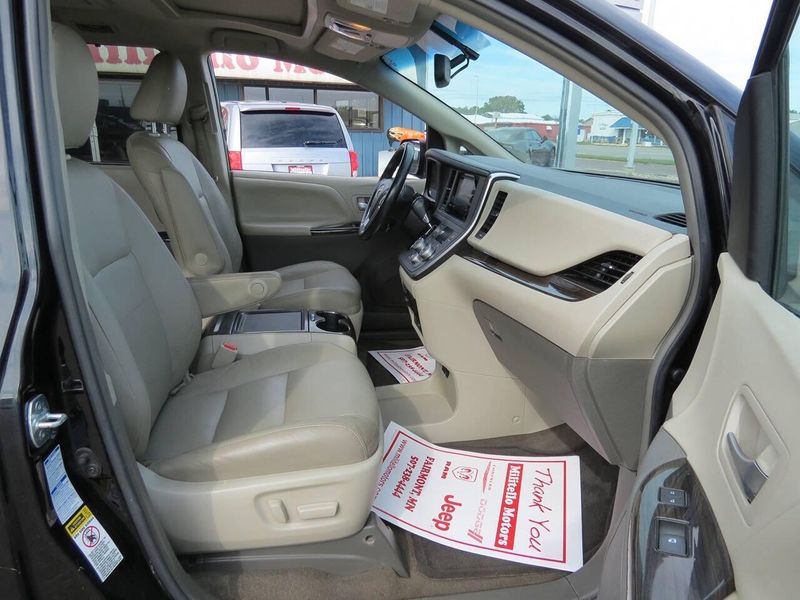 Used 2017 Toyota Sienna XLE Premium 7 Passenger AWD 4dr Mini VanImage 7