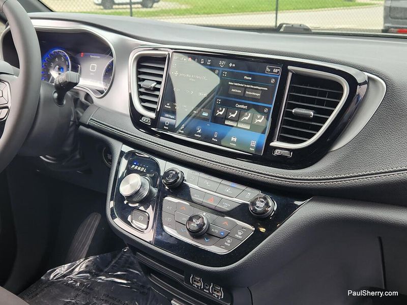 Used 2024 Chrysler Pacifica Touring