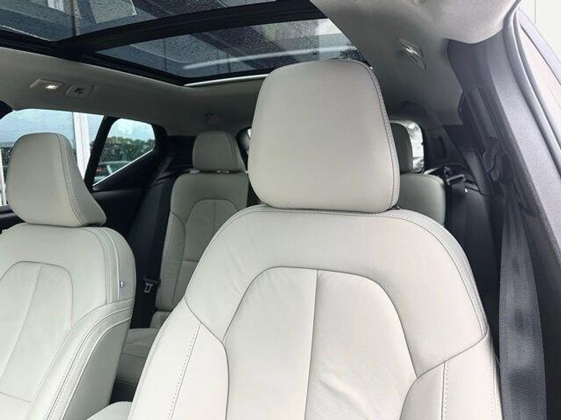 2024 Volvo XC40 Plus Bright Theme