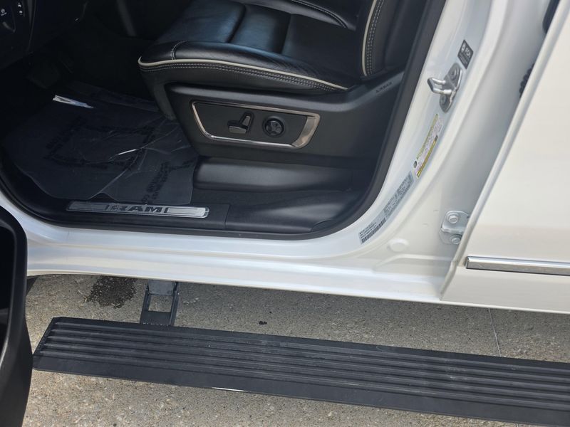Used 2022 RAM 1500 LimitedImage 11