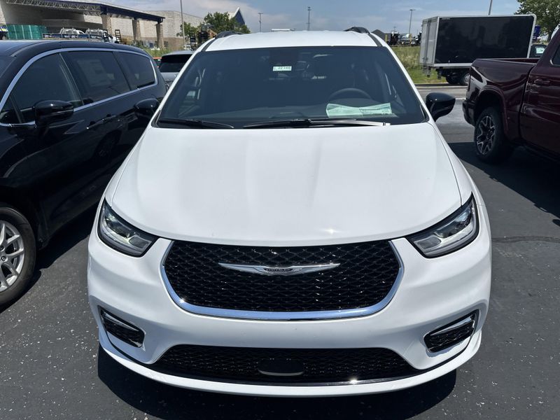New 2025 Chrysler Pacifica SelectImage 2