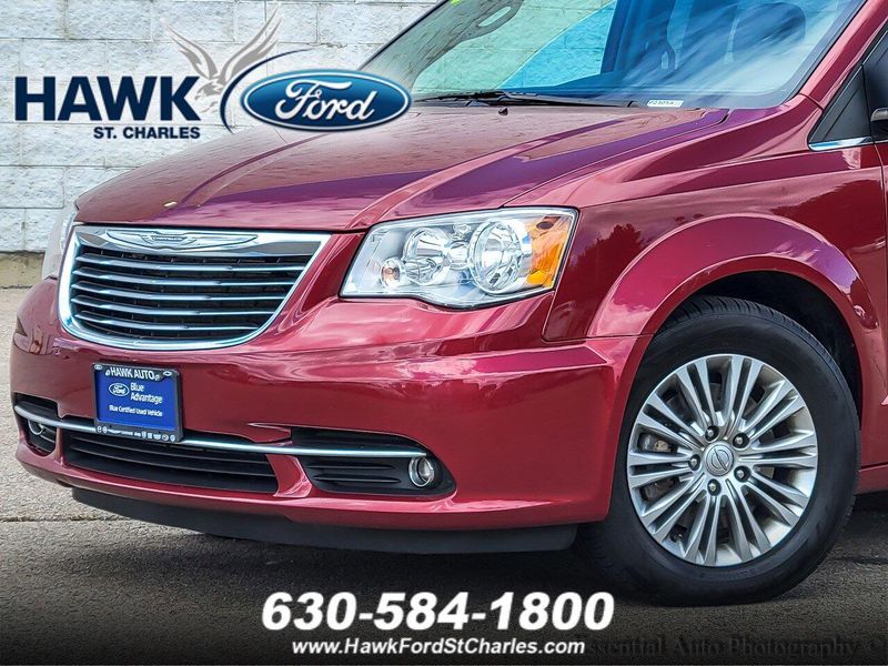 2016 Chrysler Town & Country photo 2