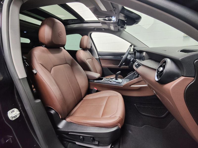 2021 Alfa Romeo Stelvio Nero AWD w/Sunroof/Activ AsstImage 4