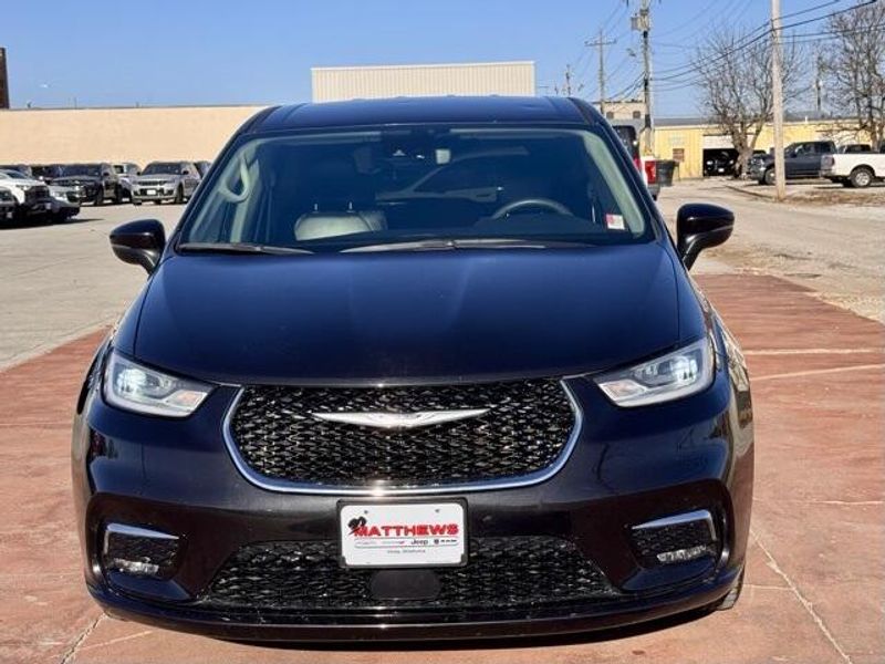 Used 2023 Chrysler Pacifica Touring LImage 2