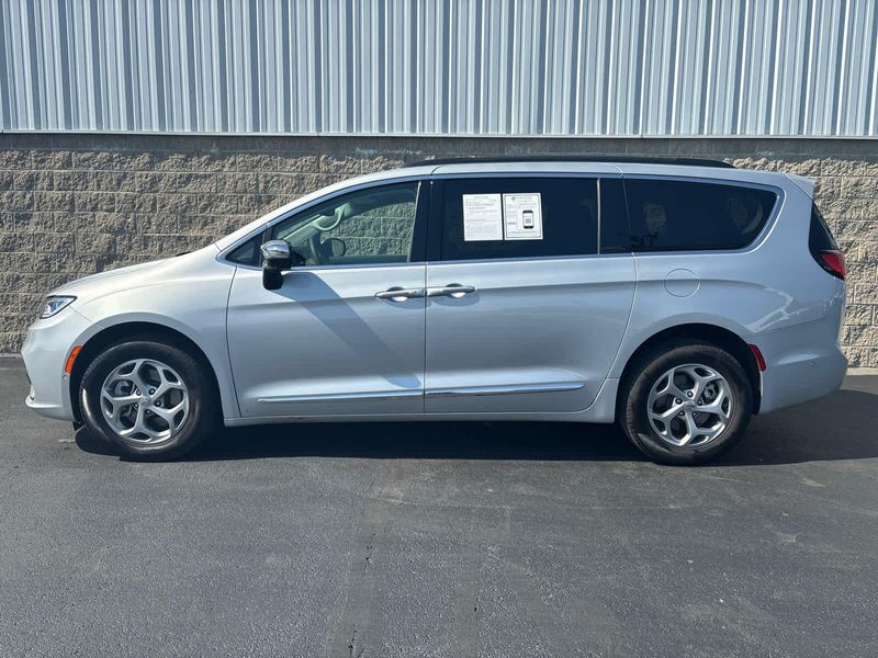 2023 Chrysler Pacifica Limited photo 2