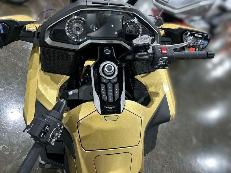 2025 Honda GOLDWING TOUR DCT Image 19