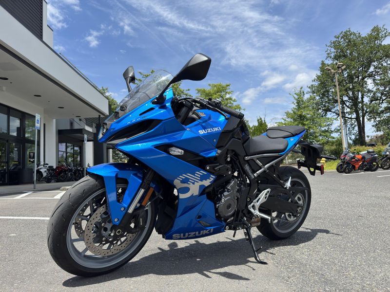 2024 Suzuki GSX-8R - METALLIC TRON BLUE 
