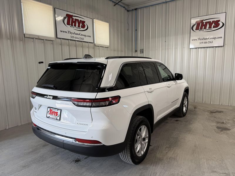 Used 2024 Jeep Grand Cherokee Laredo XImage 3