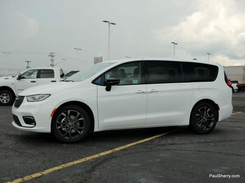 New 2026 Chrysler Pacifica Select