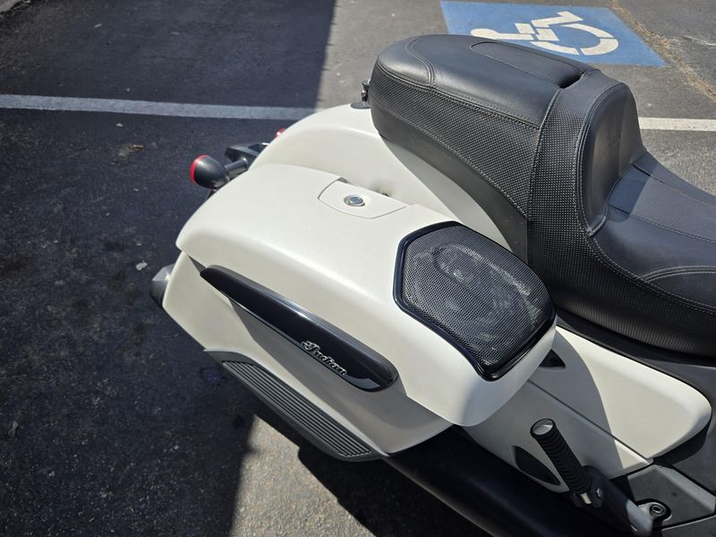 2020 Indian Motorcycle CHALLENGER DARK HORSE WHITE SMOKE Image 15