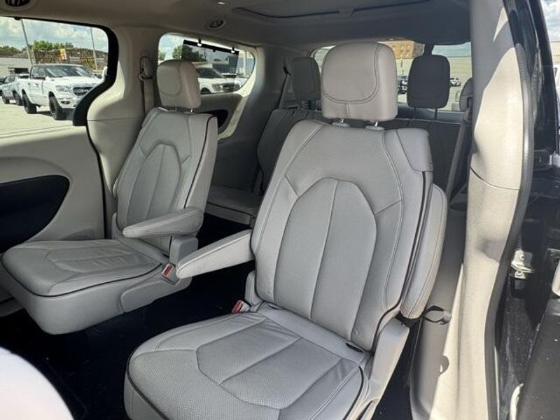 Used 2020 Chrysler Pacifica LimitedImage 12