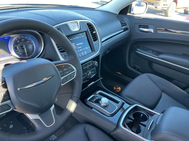 2023 Chrysler 300 Touring photo 12