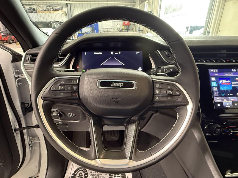 Used 2025 Jeep Grand Cherokee L LaredoImage 19
