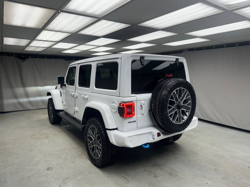 2024 Jeep Wrangler 4-door High Altitude 4xe in a Bright White Clear Coat exterior color and Green/Blackinterior. Weekley Chrysler Dodge Jeep Co 419-740-1451 weekleychryslerdodgejeep.com 