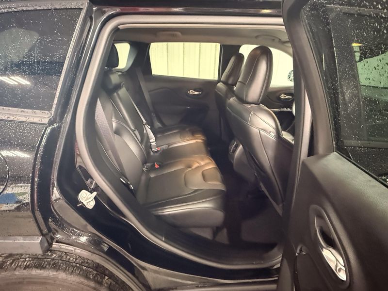 Used 2023 Jeep Cherokee Altitude LuxImage 10