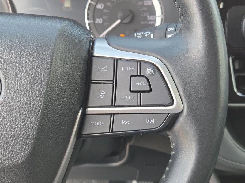 Used 2024 Toyota Highlander LE FWD (Natl)