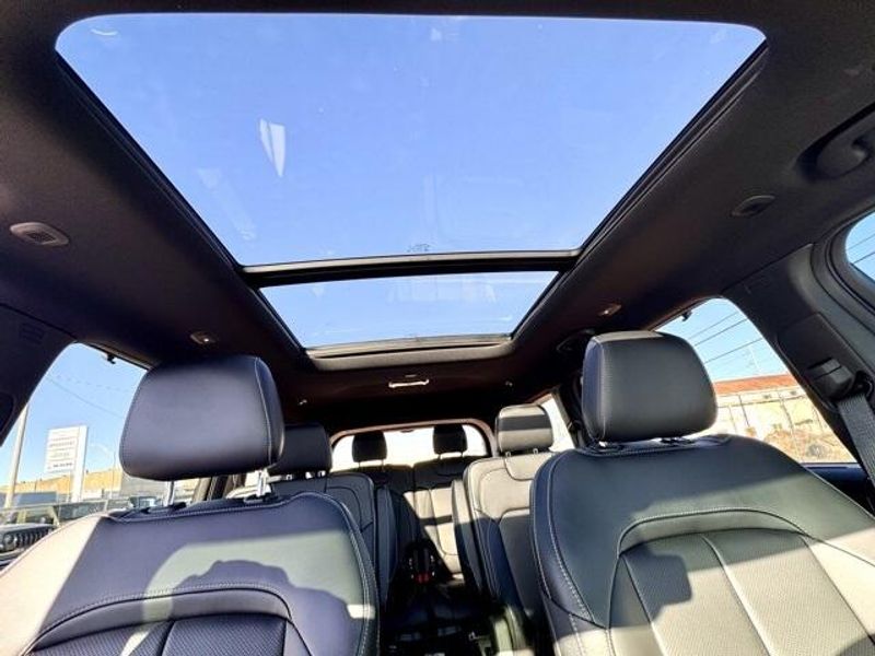 New 2025 Jeep Grand Cherokee L Limited 4x2Image 18