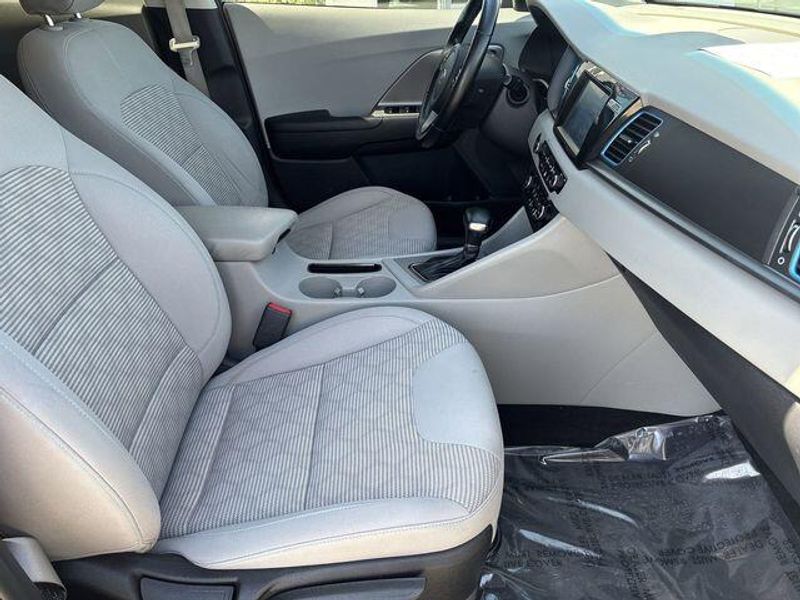 Used 2019 Kia Niro Plug-In Hybrid LXImage 12