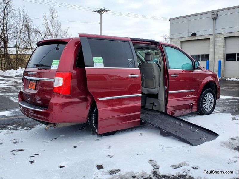 2016 Chrysler Town & Country Touring-LImage 6