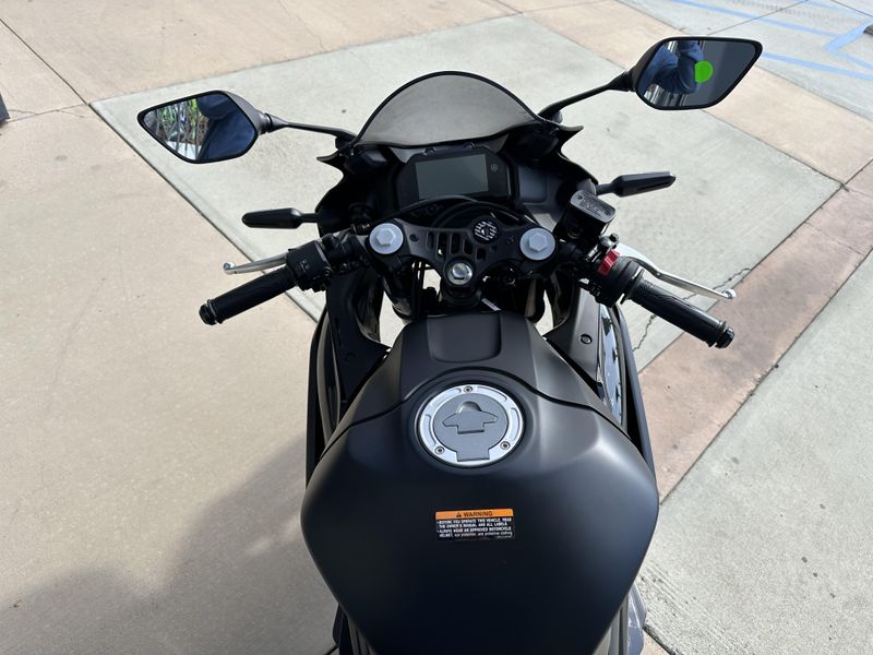 2025 Yamaha YZF-R3 Image 8