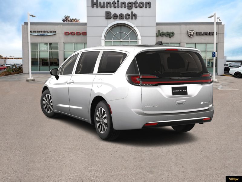 2024 Chrysler Pacifica Hybrid SelectImage 5