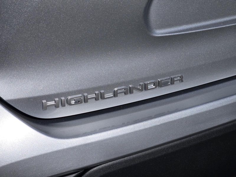 Used 2024 Toyota Highlander LE FWD (Natl)