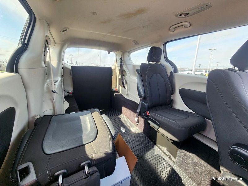 2023 Chrysler Voyager LXImage 5