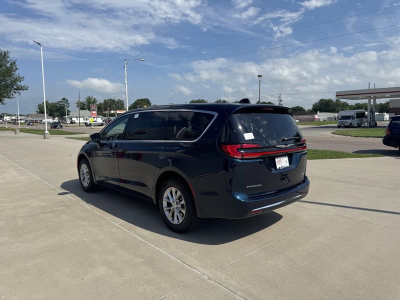 New 2025 Chrysler Pacifica SelectImage 6