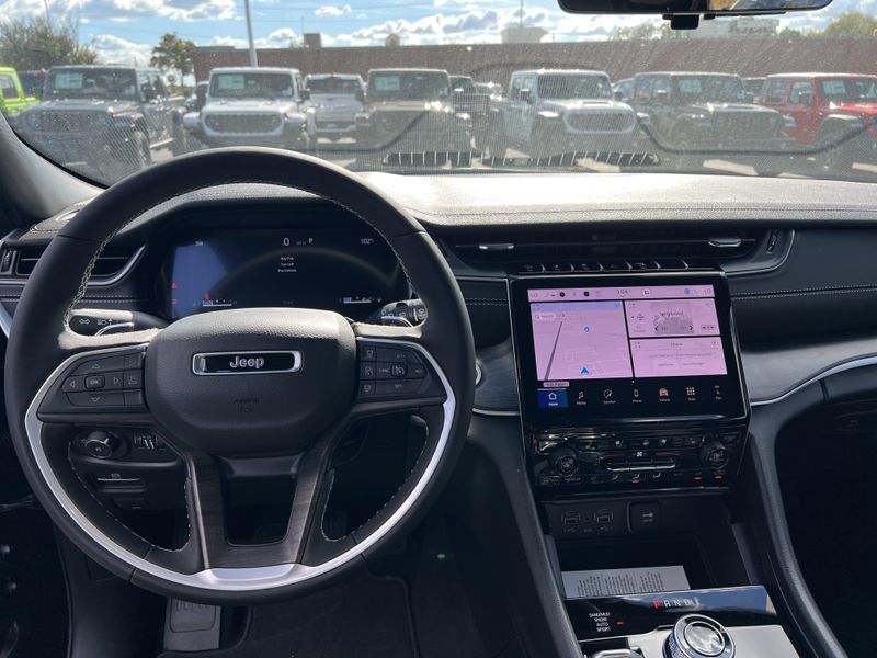 New 2025 Jeep Grand Cherokee L Limited 4x4Image 18