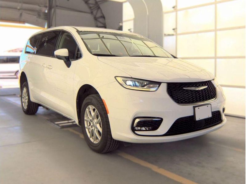 Used 2023 Chrysler Pacifica Touring L