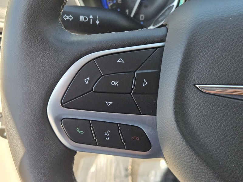 Used 2023 Chrysler Pacifica Touring L FWD