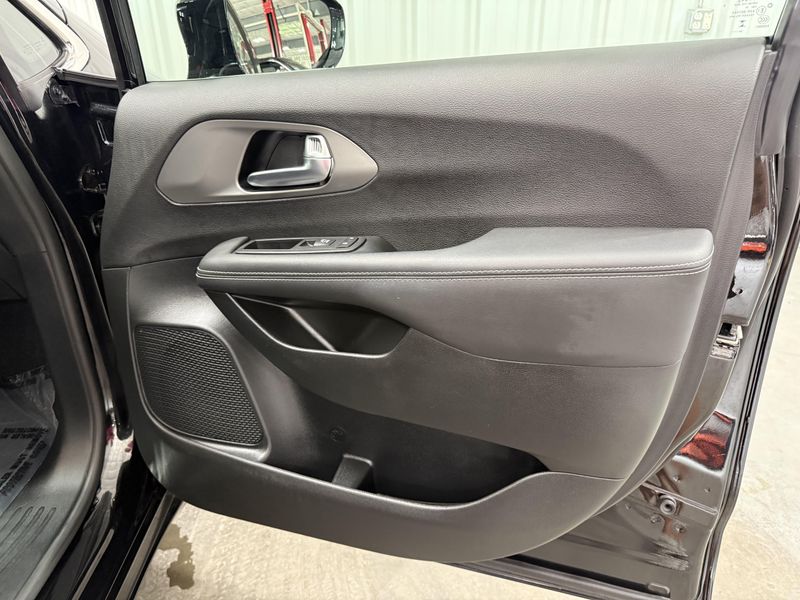 Used 2025 Chrysler Pacifica SelectImage 9