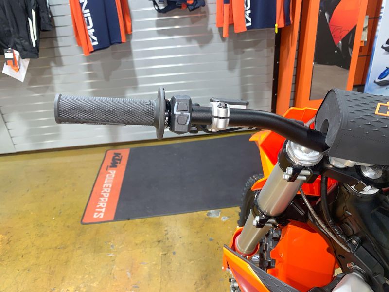 2025 KTM 300 XC Image 18