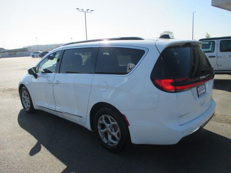 Used 2023 Chrysler Pacifica LimitedImage 13