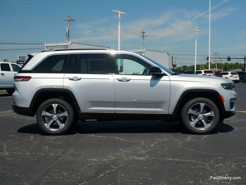 2025 Jeep Grand Cherokee Limited photo 8