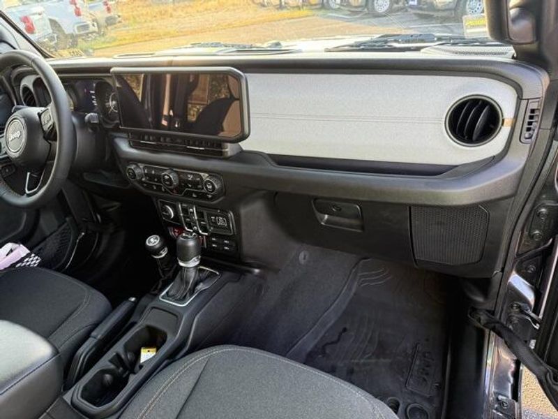 2024 Jeep Wrangler Willys photo 6